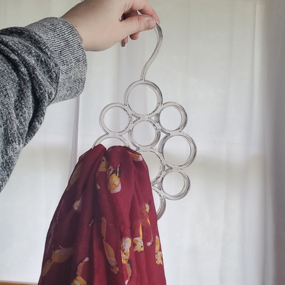 Scarf / belt hanger